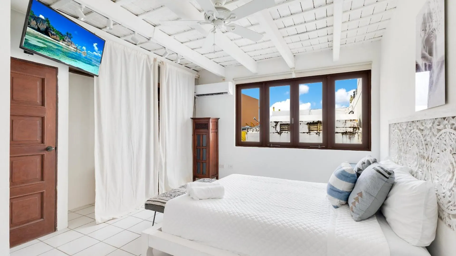 Spacious Colonial Gem With Artistic Flair Old サンジョアン 別荘
