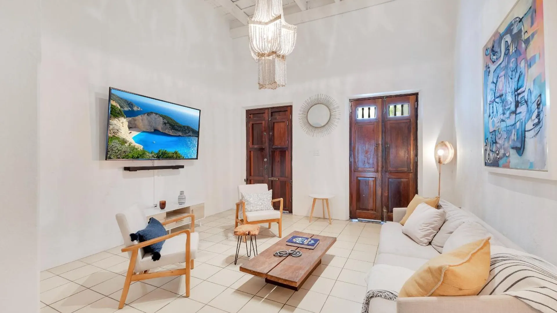 Spacious Colonial Gem With Artistic Flair Old サンジョアン