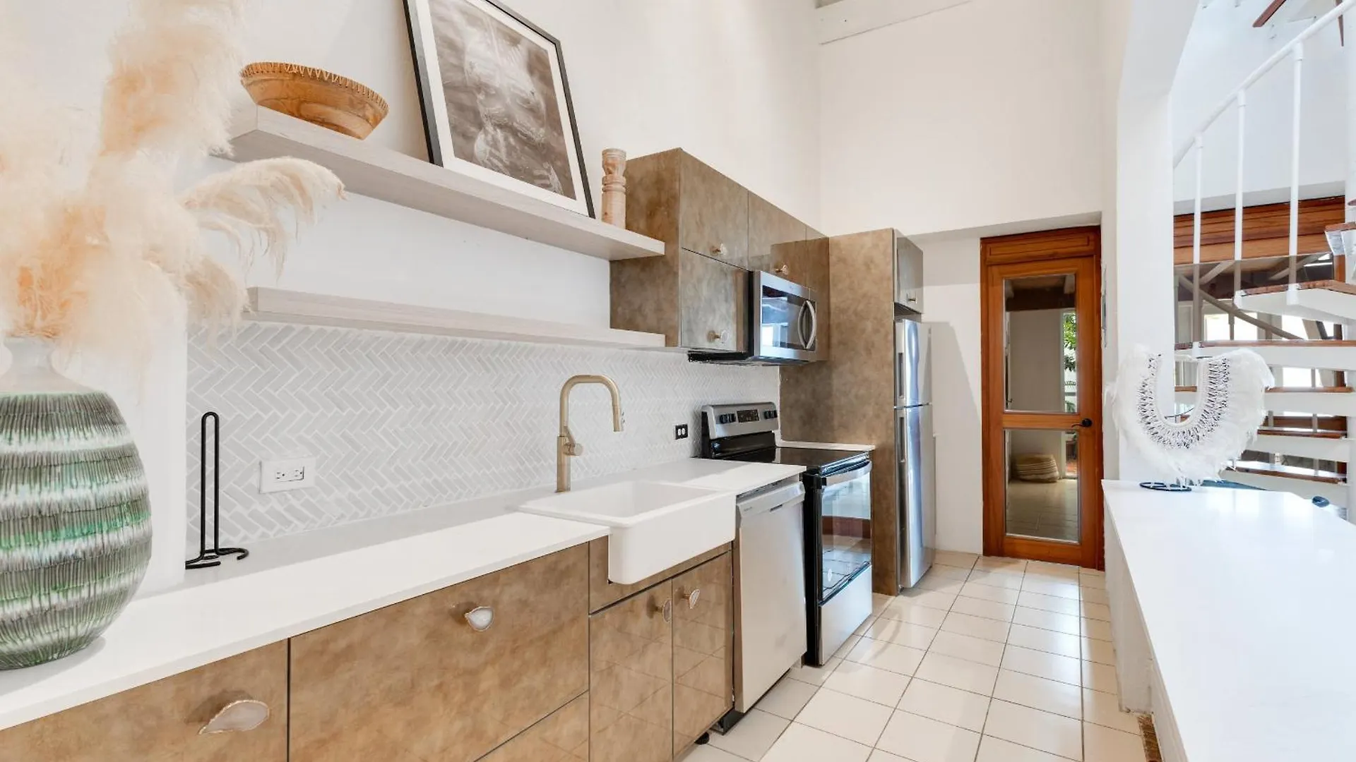 Spacious Colonial Gem With Artistic Flair Old サンジョアン