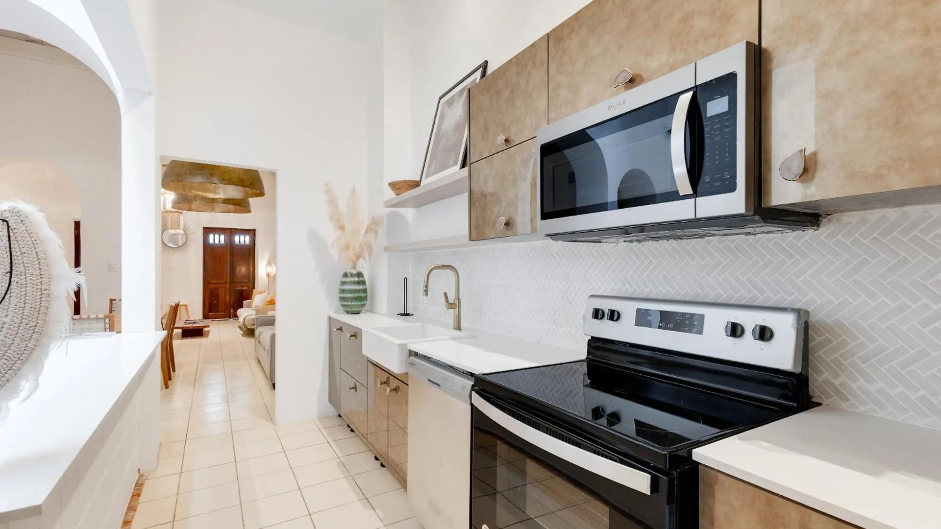 Spacious Colonial Gem With Artistic Flair Old サンジョアン 0*,