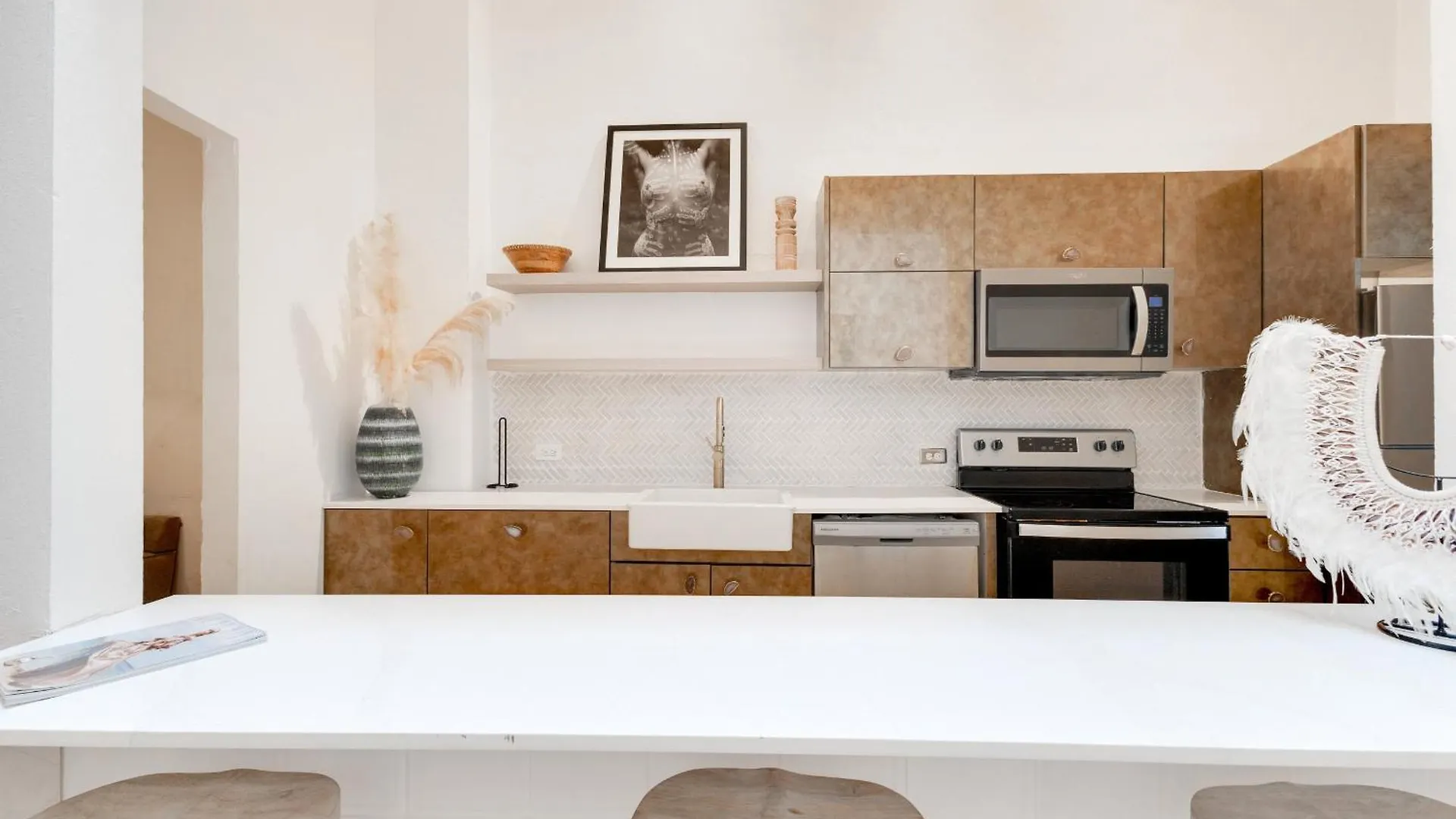 Spacious Colonial Gem With Artistic Flair Old サンジョアン