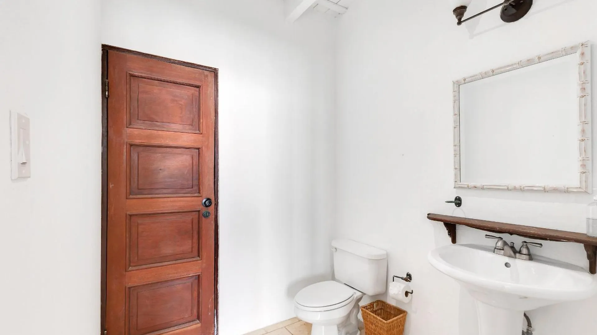 Spacious Colonial Gem With Artistic Flair Old サンジョアン