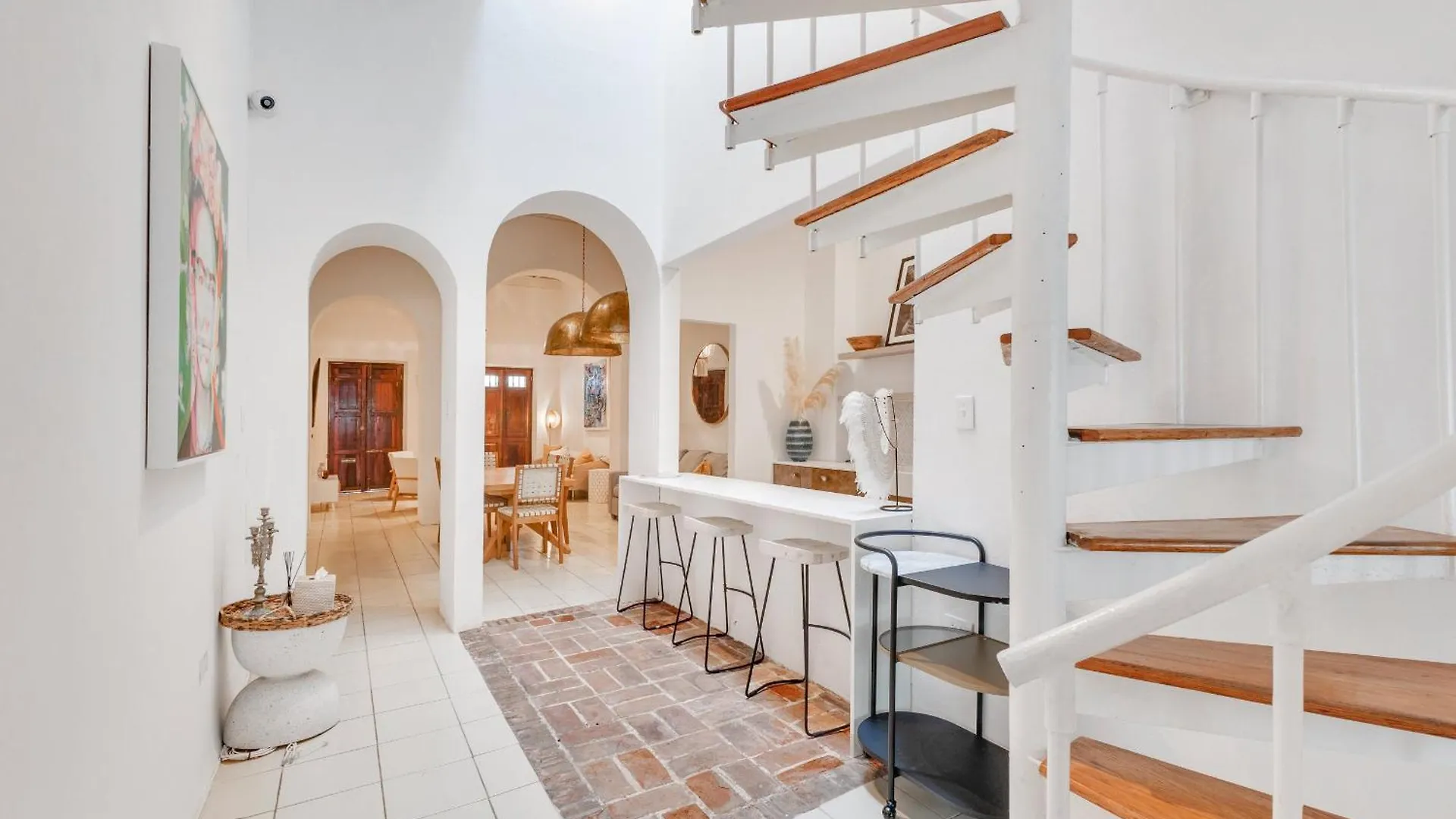 Spacious Colonial Gem With Artistic Flair Old サンジョアン