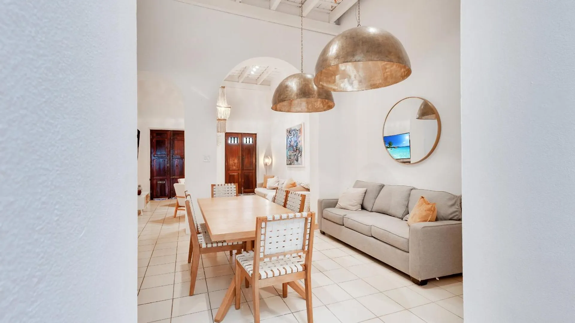 Spacious Colonial Gem With Artistic Flair Old サンジョアン